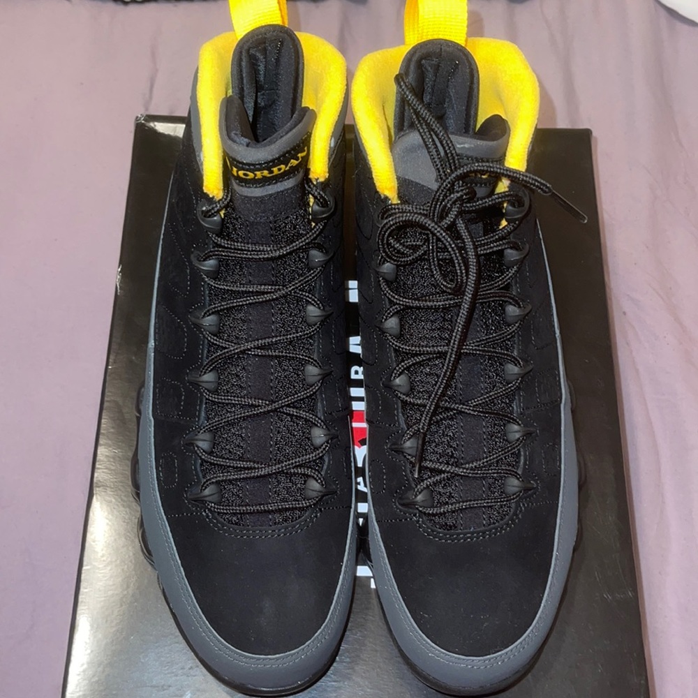 Air Jordan 9 retro. Color- black/ university gold